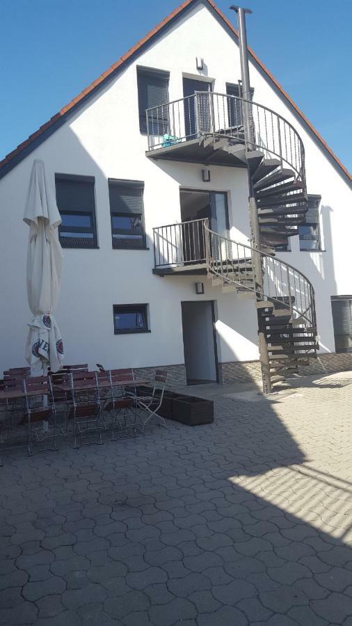 Apartments Zum Bayrisch Pub Weißenhorn المظهر الخارجي الصورة