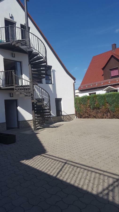 Apartments Zum Bayrisch Pub Weißenhorn المظهر الخارجي الصورة